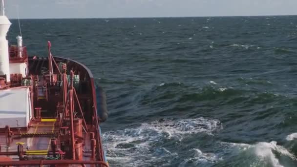 Красный нефтяной танкер с цветными трубами паруса вдоль бесконечного моря — стоковое видео