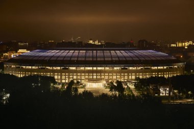 Bir akşam, bir elektrik ışık tarafından aydınlatılmış Moskova şehir, Luzhniki spor stadyumdur.