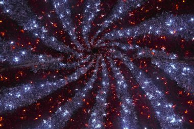 Çok renkli beyaz-kırmızı parlak ışıklarını çember bir bükülme şeklinde soyut aydınlatma