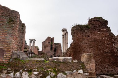 Roma İtalya. Dünyaca ünlü ölümsüz şehir. UNESCO 'nun arkeolojik çıkarları olan dünya mirası. Vesta Tapınağı ve Roma Forumundaki Kunduzlar Tapınağı manzarası.