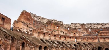 Roma İtalya. Kolezyum 'un içi, Roma İmparatorluğu' ndaki gladyatörlerle yaptığı gösterilerle ünlüdür. Seyirci tribünlerine ve yeraltı odalarına bakıyorum. Aslanlar ve kaplanlar oradan çıkmış..
