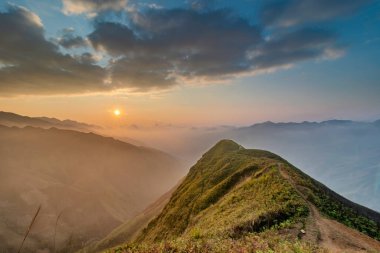 Ta Xua, Kuzey Vietnam 'da bulunan ünlü bir sıradağdır. Tüm yıl boyunca, dağ bulutların üzerinde yükselir ve bulut tepkisi yaratır.