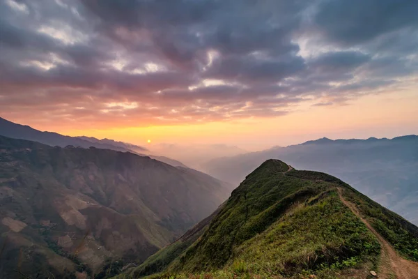 Ta Xua, Kuzey Vietnam 'da bulunan ünlü bir sıradağdır. Tüm yıl boyunca, dağ bulutların üzerinde yükselir ve bulut tepkisi yaratır.