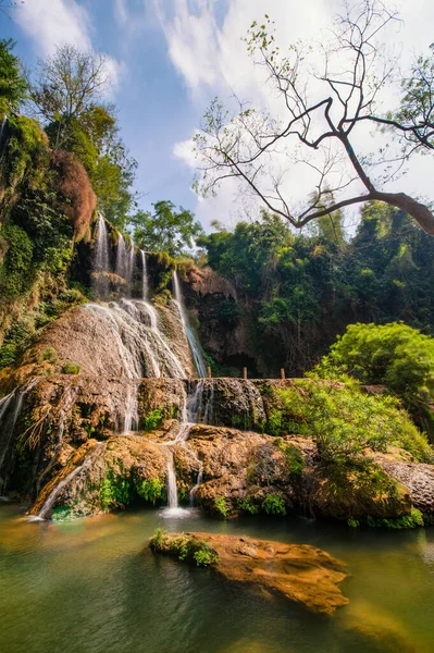 Dai Yem Şelalesi. Bu Moc Chau, Son La vilayetinde güzel bir şelale, Vietnam