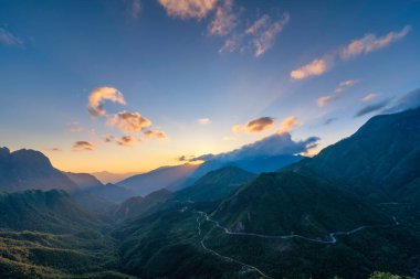 O Quy Ho dağında günbatımından önce sihirli bir gün batımı. O Quy Ho Dağı Geçidi (Sapa, Vietnam) Vietnam 'ın en uzun dağ geçididir..