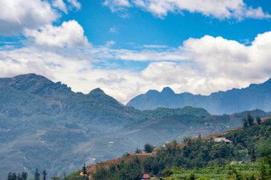 Pirinç tarlası terasları. Bulutlardaki dağ manzarası. Sapa, Lao Cai Eyaleti, Kuzeybatı Vietnam