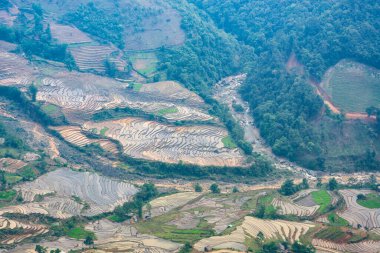 Vietnam 'ın Y Ty, Bat Xat, Lao cai eyaletinde su çekme mevsiminde güzel bir teraslı pirinç tarlası.