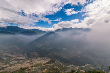 Pirinç tarlası terasları. Bulutlardaki dağ manzarası. Sapa, Lao Cai Eyaleti, Kuzeybatı Vietnam