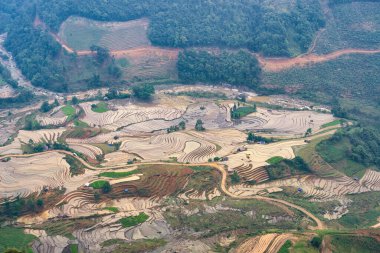 Vietnam 'ın Y Ty, Bat Xat, Lao cai eyaletinde su çekme mevsiminde güzel bir teraslı pirinç tarlası.