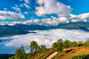 Pirinç tarlası terasları. Bulutlardaki dağ manzarası. Sapa, Lao Cai Eyaleti, Kuzeybatı Vietnam