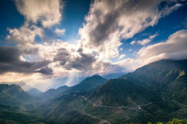 O Quy Ho dağında günbatımından önce sihirli bir gün batımı. O Quy Ho Dağı Geçidi (Sapa, Vietnam) Vietnam 'ın en uzun dağ geçididir..