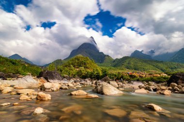 Sapa, Vietnam 'da bir dağı tutan beyaz bulut