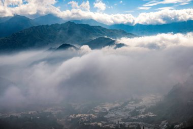 Pirinç tarlası terasları. Bulutlardaki dağ manzarası. Sapa, Lao Cai Eyaleti, Kuzeybatı Vietnam