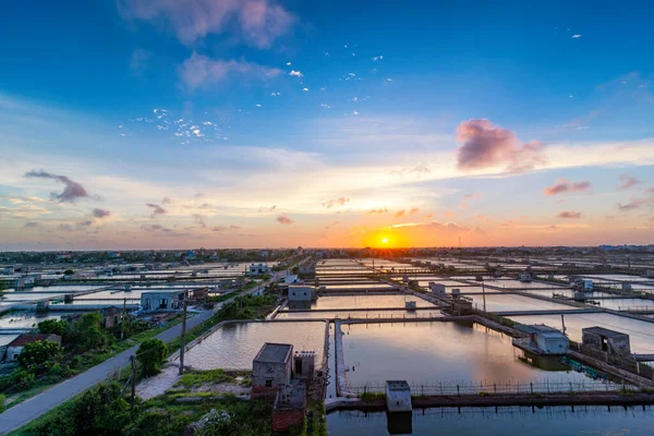 Dong Chau Sahili, Tien hai Bölgesi, Tayland Binh Bölgesi 'nde günbatımı. Burası Vietnam' ın iç pazar ve ihracat için en büyük midye çiftliklerinden biri..