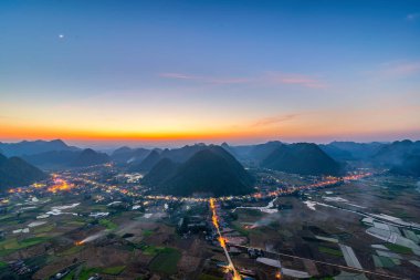 Bac Son Vadisi 'nde hasat zamanında pirinç tarlası, Lang Oğlu, Vietnam