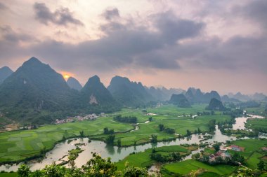 Gün batımında ve şafakta Trung Khanh, Cao Bang 'da pirinç tarlasının güzel adımları..