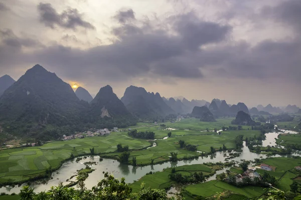 Gün batımında ve şafakta Trung Khanh, Cao Bang 'da pirinç tarlasının güzel adımları..