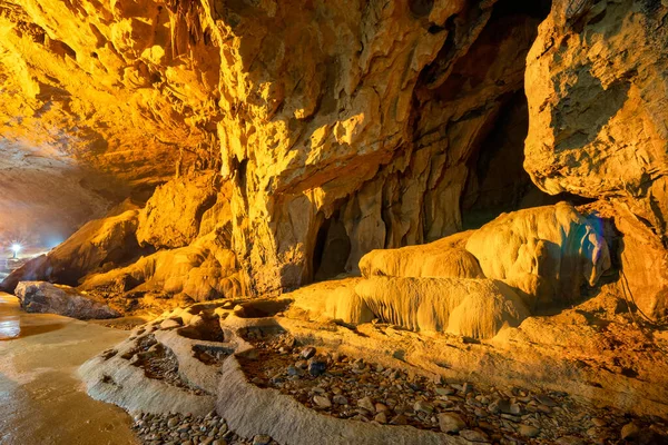 Vietnam 'daki Cao Bang' deki Nguom Ngao Mağarası.