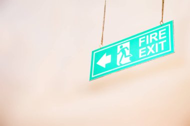 Acil durum çıkışı, yangın alarm, yangın çıkış işareti ve bulanık içinde yangın yağmurlama hayat Emanet arka plan.