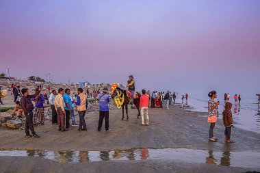 Eğlence için seyahat eden kitle ve deniz kıyısına veya sahildeki plaja tur