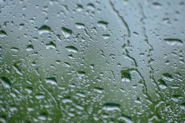 Doğal su açılan arka plan. Araba pencere cam yoğunlaşma ile