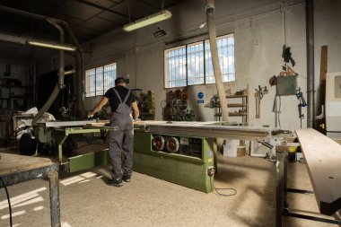 Fabrikada çalışan bir adam. Uzun atış, tüm vücut..