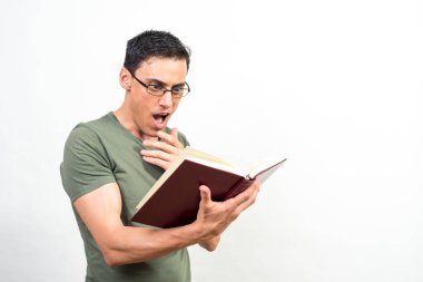 Bir kitapta onu çok şaşırtan bir şey okuyan bir adam. Orta atış. Beyaz arkaplan.