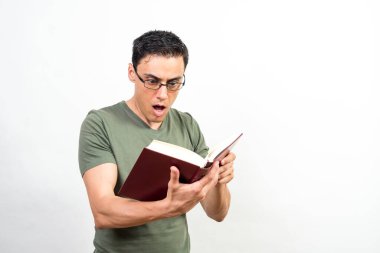 Bir kitapta onu çok şaşırtan bir şey okuyan bir adam. Orta atış. Beyaz arkaplan.