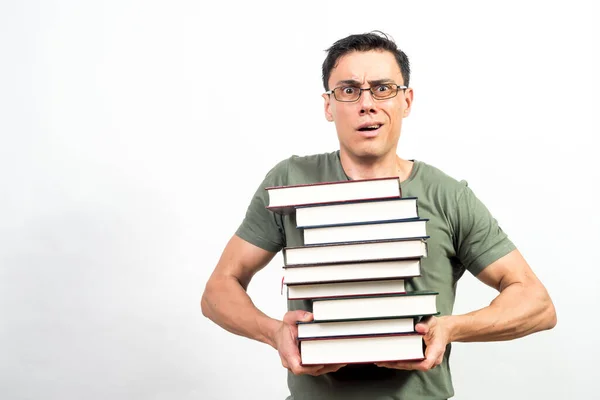 Estudiante Muy Preocupado Con Gafas Sosteniendo Muchos Libros Mitad Tiro —  Fotos de Stock