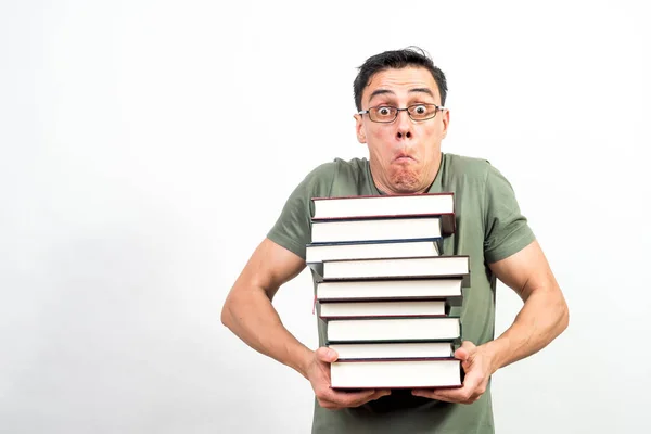 本をたくさん持っている眼鏡を持つ非常に心配学生 撃たれた — ストック写真