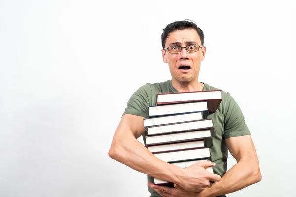 Estudiante Muy Preocupado Con Gafas Sosteniendo Muchos Libros Mitad Tiro — Foto de Stock