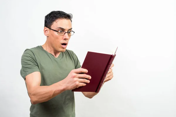 Der Mensch Liest Etwas Das Ihn Einem Buch Sehr Überrascht — Stockfoto