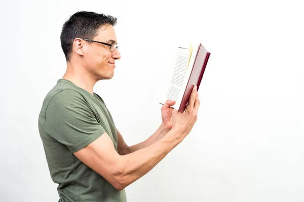 Hombre Sonriente Con Gafas Leyendo Libro Mitad Tiro Fondo Blanco —  Fotos de Stock