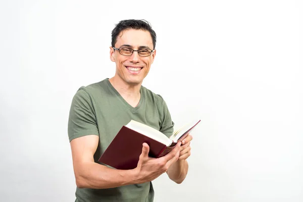 Hombre Sonriente Con Gafas Leyendo Libro Mitad Tiro Fondo Blanco —  Fotos de Stock