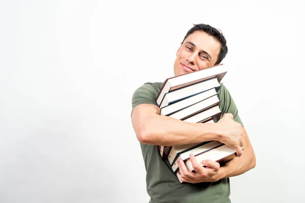 Verliebter Mann Beim Lesen Umarmt Einen Stapel Bücher Mittlerer Schuss — Stockfoto