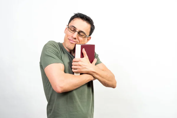 Hombre Con Gafas Enamorado Leer Abrazando Libro Mitad Tiro Fondo —  Fotos de Stock