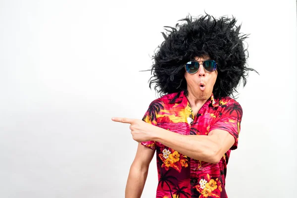 Afro peruklu, güneş gözlüklü ve Hawai gömlekli bir adam, çok şaşırmış görünüyor. Orta atış. Beyaz arkaplan.