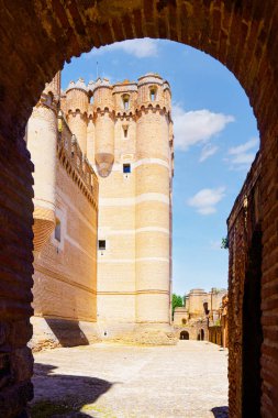 Kokain, İspanya, 4 Mayıs 2024: Gotik-Mudejar Kokain Kalesi. Şatonun görüntüsü, eşsiz tuğla mimarisini, kulesini ve parlak mavi gökyüzünün altındaki duvarlarını vurguluyor. 15. yüzyıl