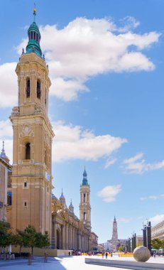 Zaragoza 'daki Bazilika del Pilar' ın manzarası, İspanya, mimari ayrıntılar ve bulutlu gökyüzü