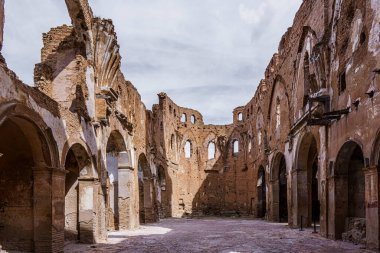 Güneş ışığı, Belchite, İspanya 'daki San Martin de Tours kilisesinin yıpranmış kalıntılarını aydınlatır. Zamanın geçişini ve çatışmanın etkisini hatırlatan dokunaklı bir hatırlatıcıdır.