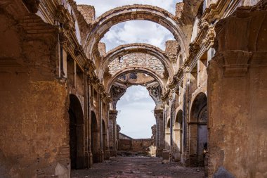 Yıkık duvarlar ve kemerler, geğirmenin yıkıcı savaşının sessiz tanıkları olarak duruyor.