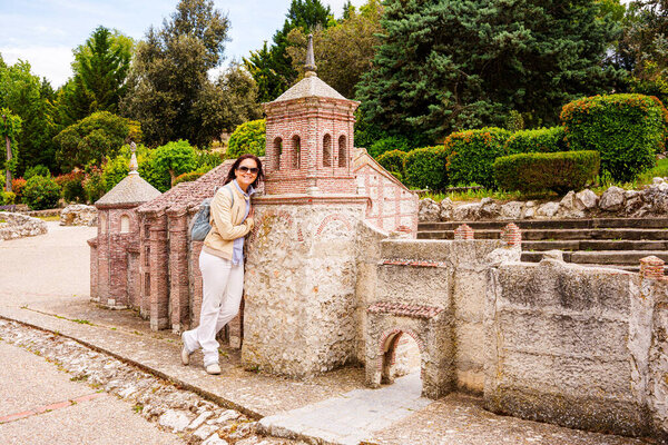 Ольмедо, Испания, 4 мая 2024 года: Парк Мудехар. Турист наслаждается миниатюрным парком