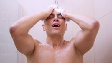 Adam duşun altında duruyor, saçlarını yıkıyor ve rahatlamanın tadını çıkarıyor. Sonra cesedin üzerinden akan su kesilir.