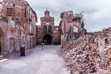 İspanyol iç savaşı sırasında yıkılan belchite viejo 'nun yıkılmış sokaklarını keşfeden bir turist, şimdi de çatışmanın dokunaklı bir hatırlatıcısı.