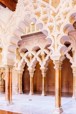 Zaragoza, İspanya, 11 Mayıs 2024. Aljaferia Sarayı. Zarif kemerler ve sütunlar Fas tasarımı sergiliyor