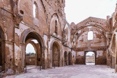 Yıkılan duvarlar ve kemerler, Belchite, İspanya 'daki yıkık dökük San Martin de Tours Kilisesi' ni simgeliyor. Savaşların yıkımının dokunaklı bir hatırlatıcısı.