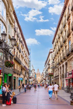Zaragoza, İspanya, 11 Mayıs 2024 Calle de Alfonso I. İnsanlar güzel bir günün tadını çıkarıyor.