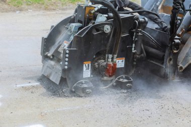 İşçi asfalt yol imar aksesuar skid yönlendirmek için freze ilerlemesini denetler