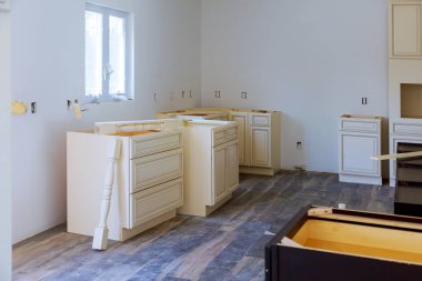 Mutfak dolapları yükleme kör köşe dolap, ada çekmeceler ve yüklü counter dolapları