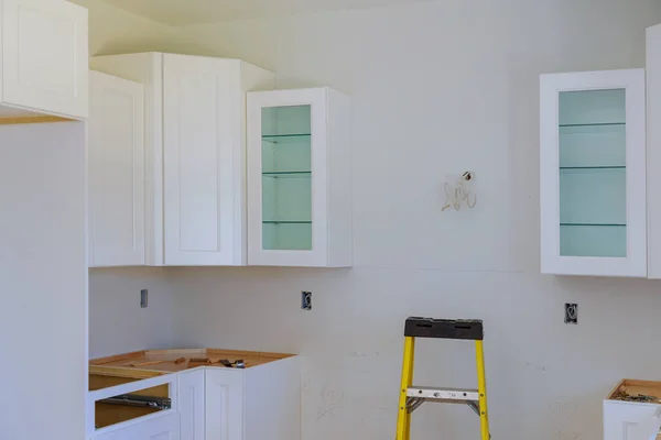 Remodelación Cocina Instalación Nuevos Gabinetes Madera Modernos Mejora Del Hogar —  Fotos de Stock